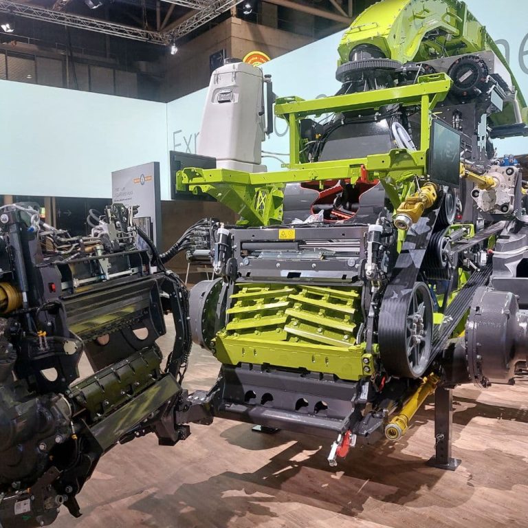 CLAAS Jaguar undressed