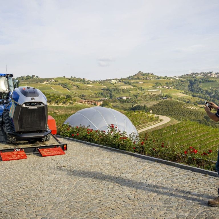 New Holland R4 autonomous robot