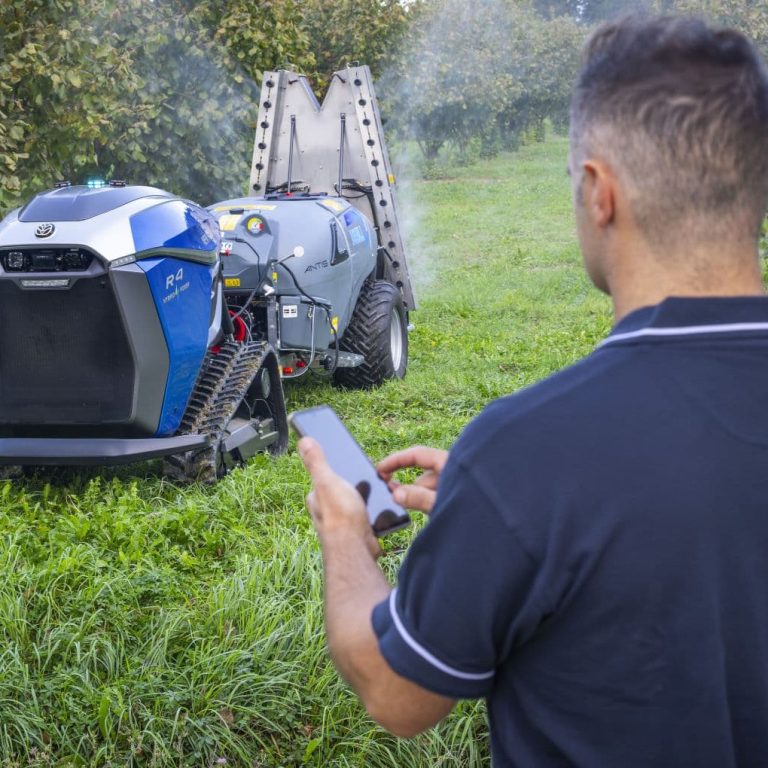 New Holland R4 autonomous robot