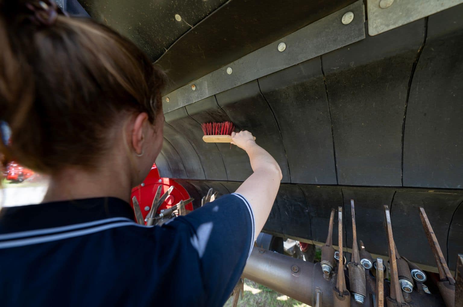 Cleaning and maintenance work can be carried out in an upright position.