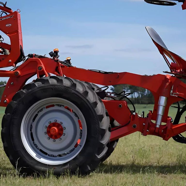 Kuhn semi-mounted Multi-Challenger XT plough