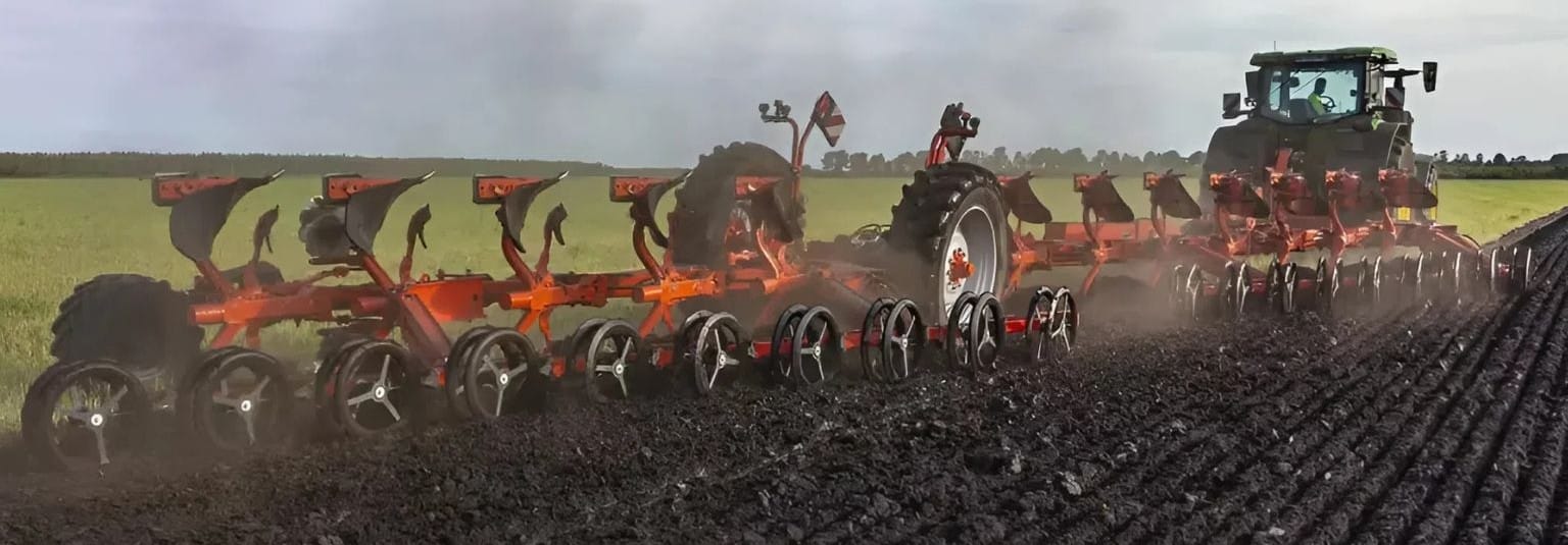 Kuhn Duoliner behind Multi-Challenger XT on land plough
