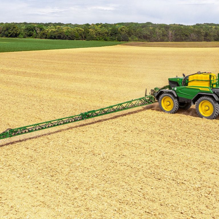 John Deere 500R self-propelled sprayer